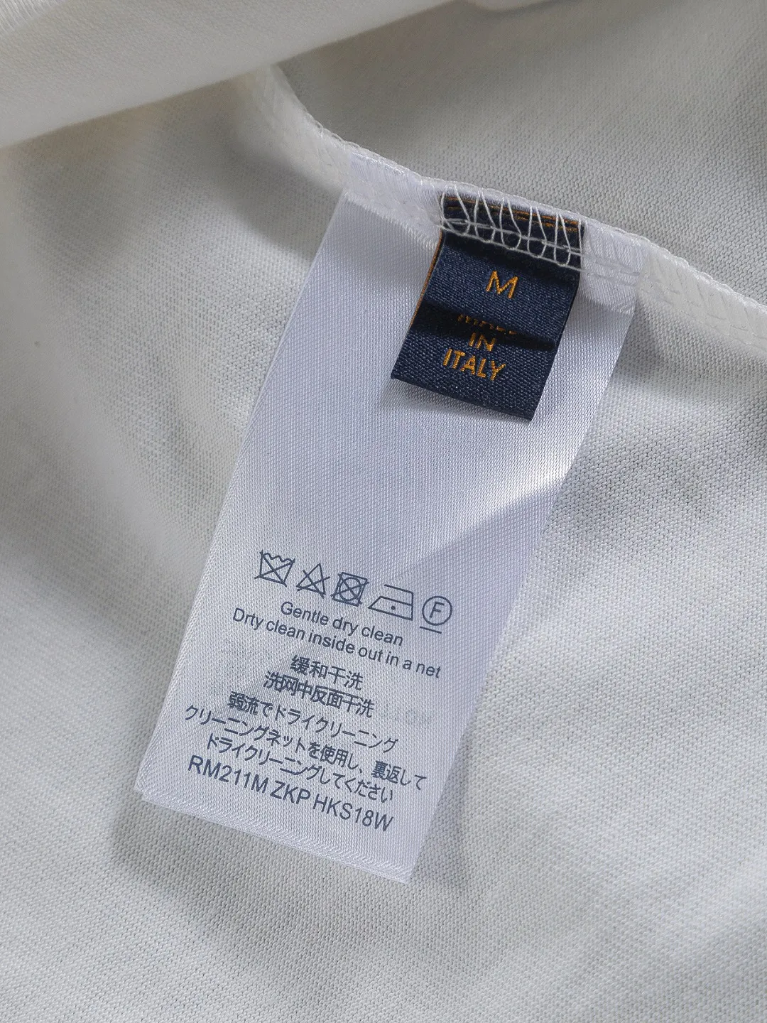 🅿️190 Louis Vuitton 1V LV micro-wide version S-XL LV 26ss new products are available at the counter simultaneously. Multiple craftsmanship. Mushroom on the chest🍄 intarsia🪡 embroidered logo. Round neck short-sleeved T-shirt, same style for men and women! Consigned to one-to-one creation. Synchronized with the official website, pure cotton fabrics at the counter! It is close to the skin and comfortable, durable and easy to wear. It has a classic and simple logo design and meticulous original craftsmanship. Short-sleeves, a must-have item for men, do not appear to be the same for the general public, but must be unique and eye-catching. This LV short-sleeve is all about quality, comfort, the same shape and fashion as always, including fabrics and cutting techniques. All of them have been made with great effort! 320 grams of washed pure cotton fabric, pure cotton is breathable, very refreshing and comfortable for daily wear. The rib knitting on the neckline is smooth and tight, and the neckline will not be skewed if you toss it at will. The loose version, you will find that it looks really good on the upper body. The overall is minimalist and neat, super versatile for daily use! Pair it casually with a pair of pants for a youthful look. A T-shirt will make your outfit crazy. It is a fashionable item that can never go wrong! Color: Black White Size: S-XL Size chart: S: Shoulder width 45.5-Bust 52-Length 70 M: Shoulder width 47-Bust 54-Length 72 L: Shoulder width 48.5-Bust 56-Length 74 XL: Shoulder width 50-Bust 58-Length 76